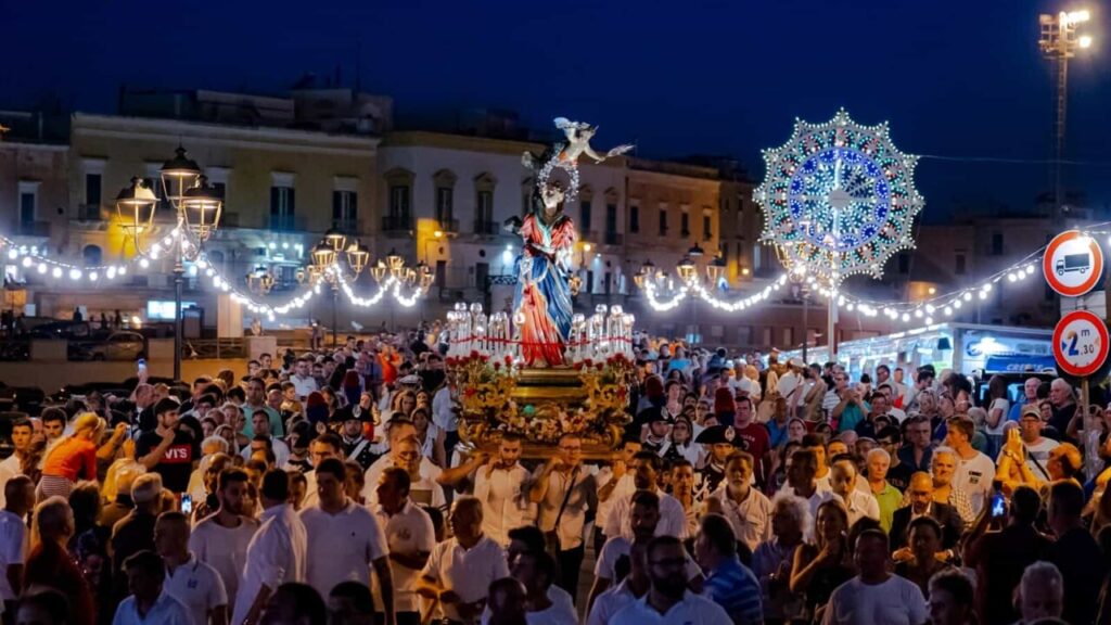Foto ripresa da https://www.lecceprima.it/zone/gallipoli/santa-cristina-dopo-due-anni-gallipolini-turisti-ritrovano-festa-patronale.html